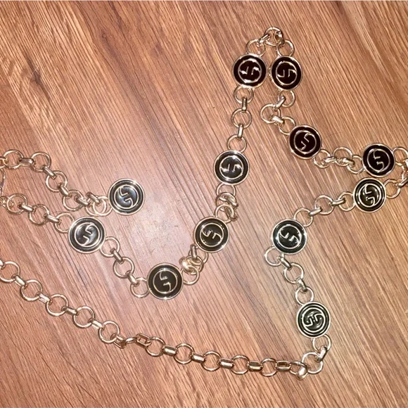 Wonderful Gucci metal belt.